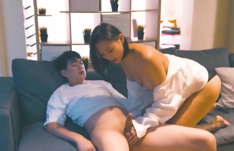 Poster of Chị gái dâm đãng khát tình gạ tình cậu sinh viên trẻ khoai to