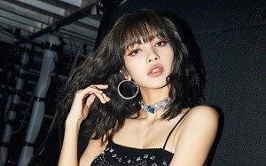 Poster of Lisa Black Pink hé lộ clip nóng hấp dẫn